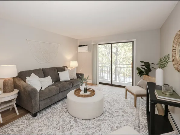 19 Country Club Dr APT 38, Manchester, NH 03102