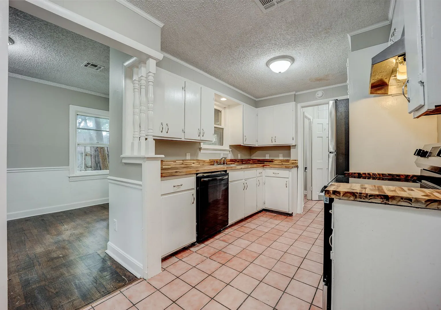 Freshly Updated 3 Bedroom House — Photo 3