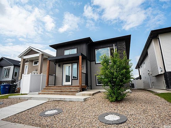 2nd image of 415 McArthur CRESCENT