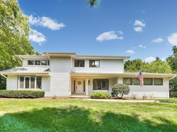 1 Birch Lakes Dr, Hawthorn Woods, IL 60047