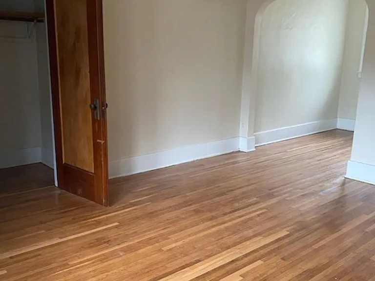960 Dewey Ave — Photo 2