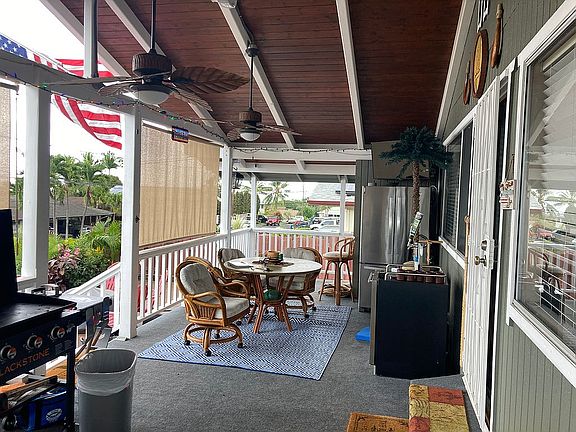 Front Lanai w/carpeted deck