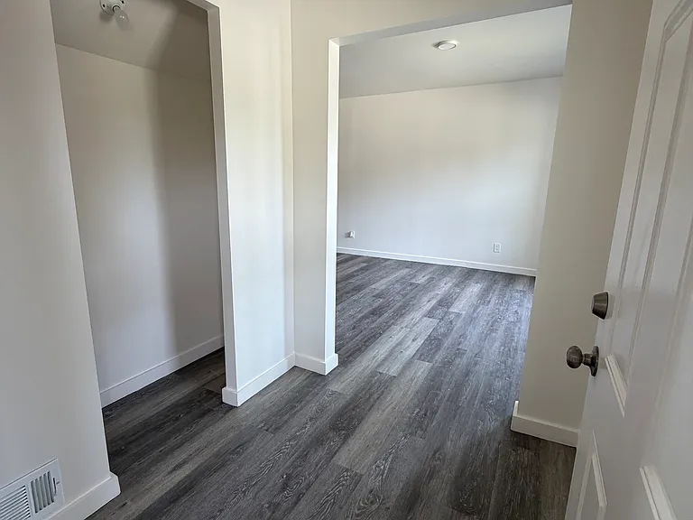 4557 Seebaldt St — Photo 2