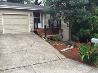 2 SW Mountain Cir, Lake Oswego, OR 97035