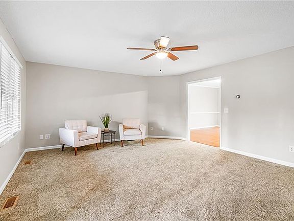 5th image of 824 Church St