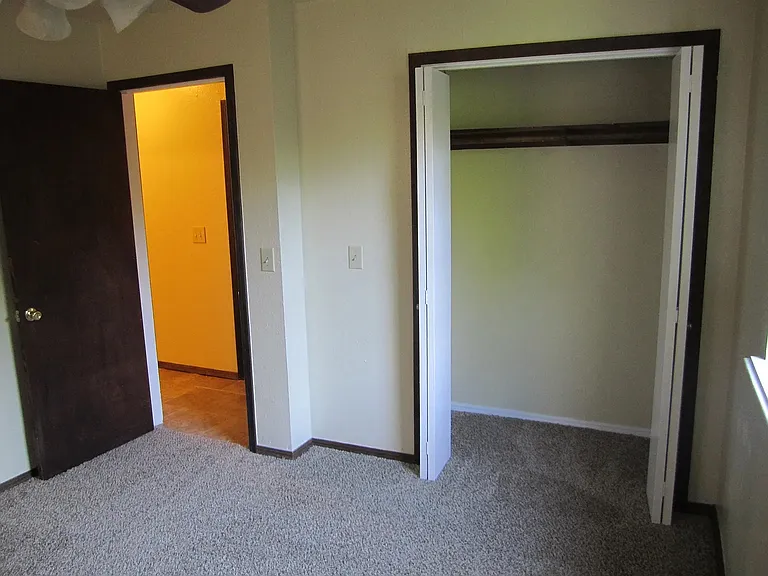 820 Russell Cir #820 — Photo 4