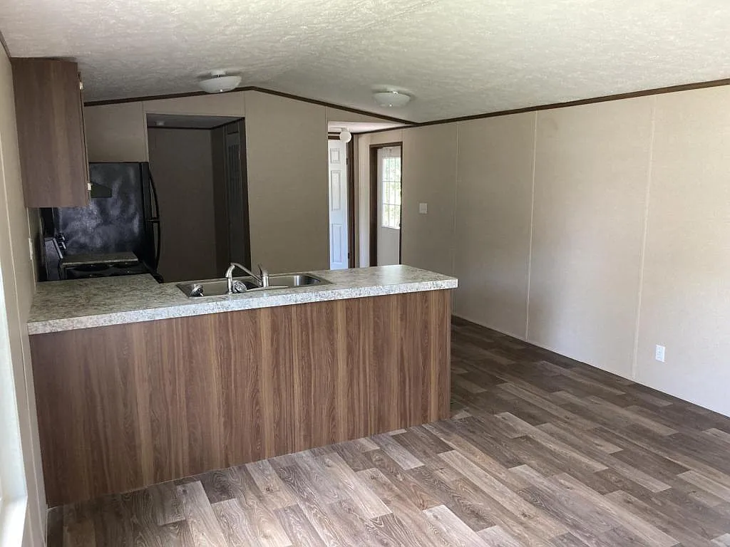 2209 E Effingham Hwy, d6 — Photo 2