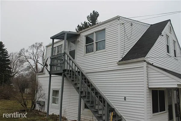 614 Pleasant St photo 1