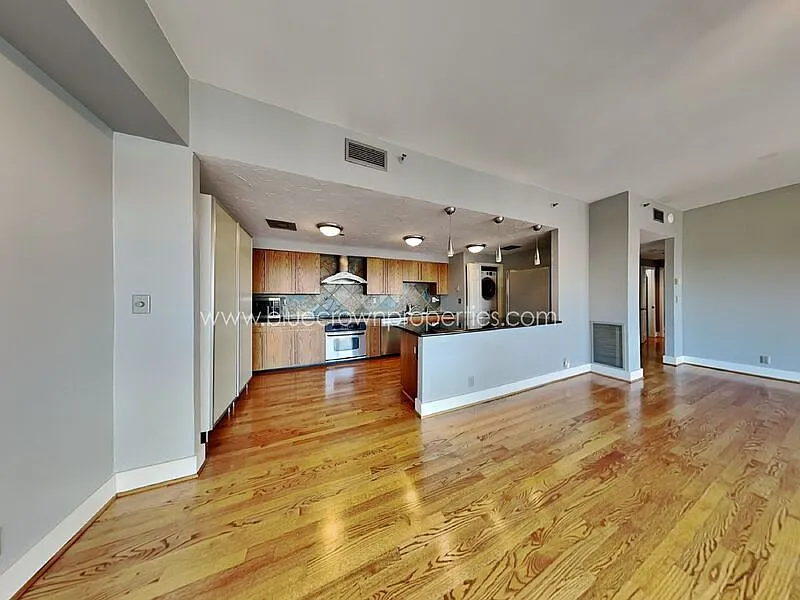 La Tour Condominiums — Photo 3