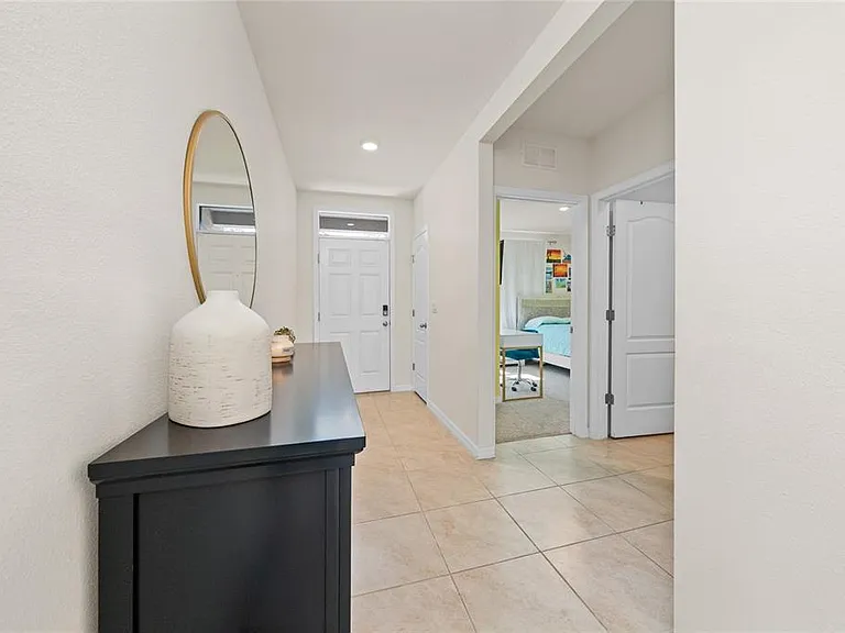 687 Griffon Ave — Photo 4