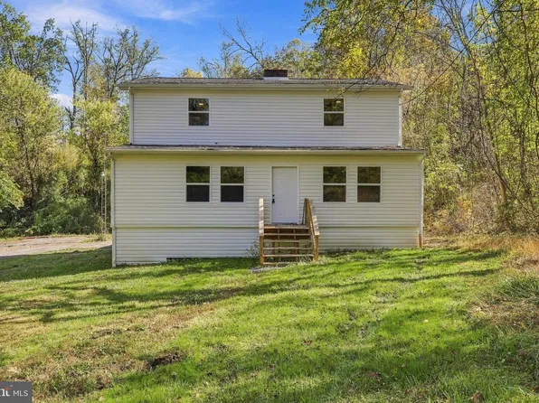 132 Riverview Dr, Falling Waters, WV 25419