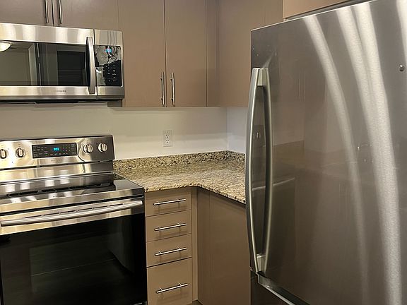 4th image of 2191 Yonge St #803
