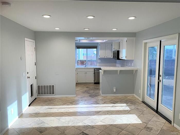 1st image of 221 W Buckthorn St