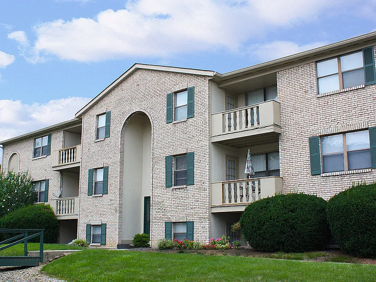 Four Worlds Apartments — Photo 13