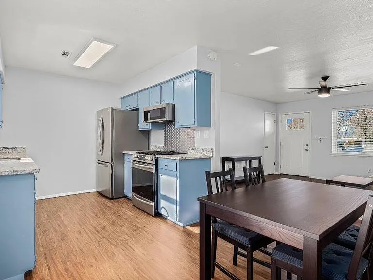 904 SE 4th St — Photo 3