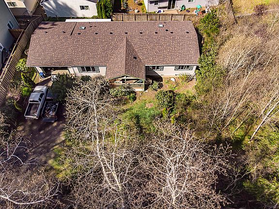 4th image of 521 SE Oar Ave