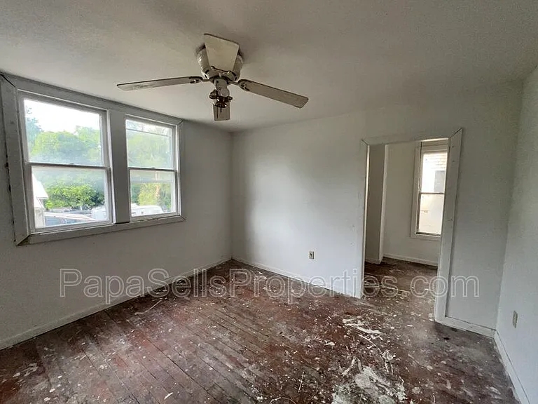 327 E Stuart Ave — Photo 6