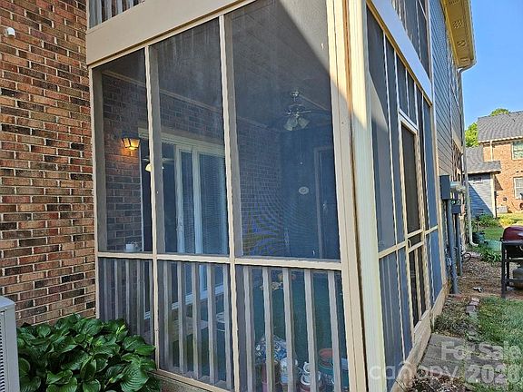 5th image of 221 Pointe Cir