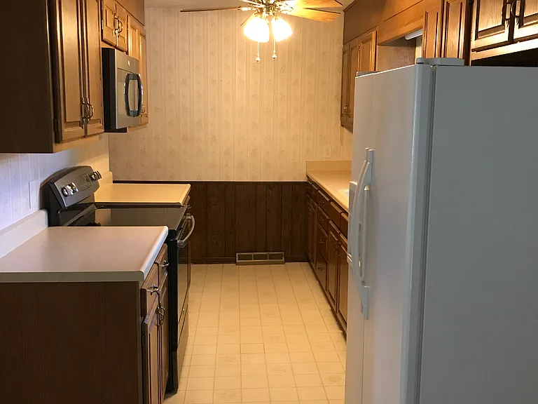 1669 Desoto Ln — Photo 2