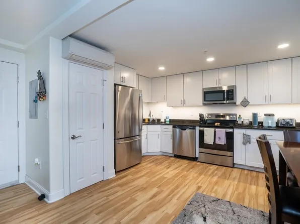 30 Village Hill Rd Unit 203, Northampton, MA 01060