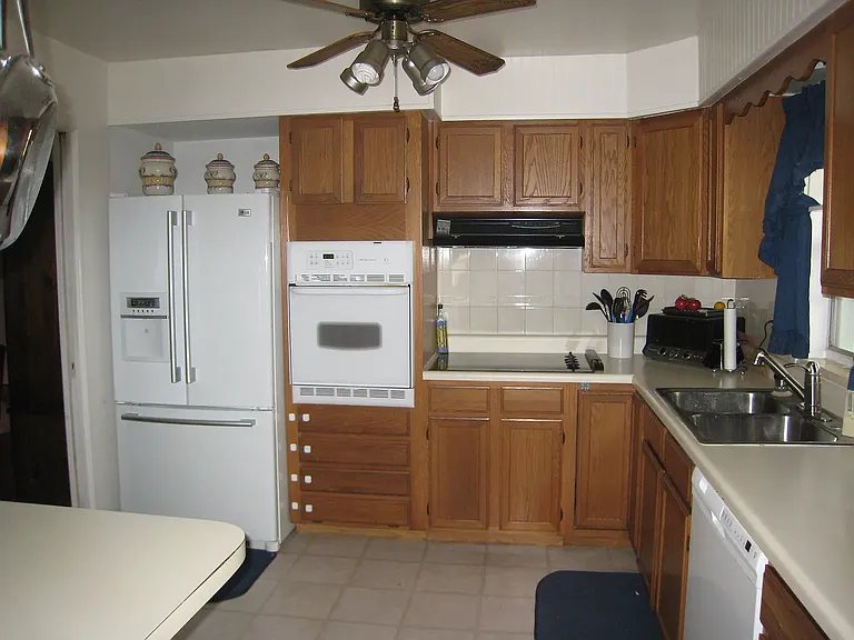 2610 Lake Wade Ct — Photo 3