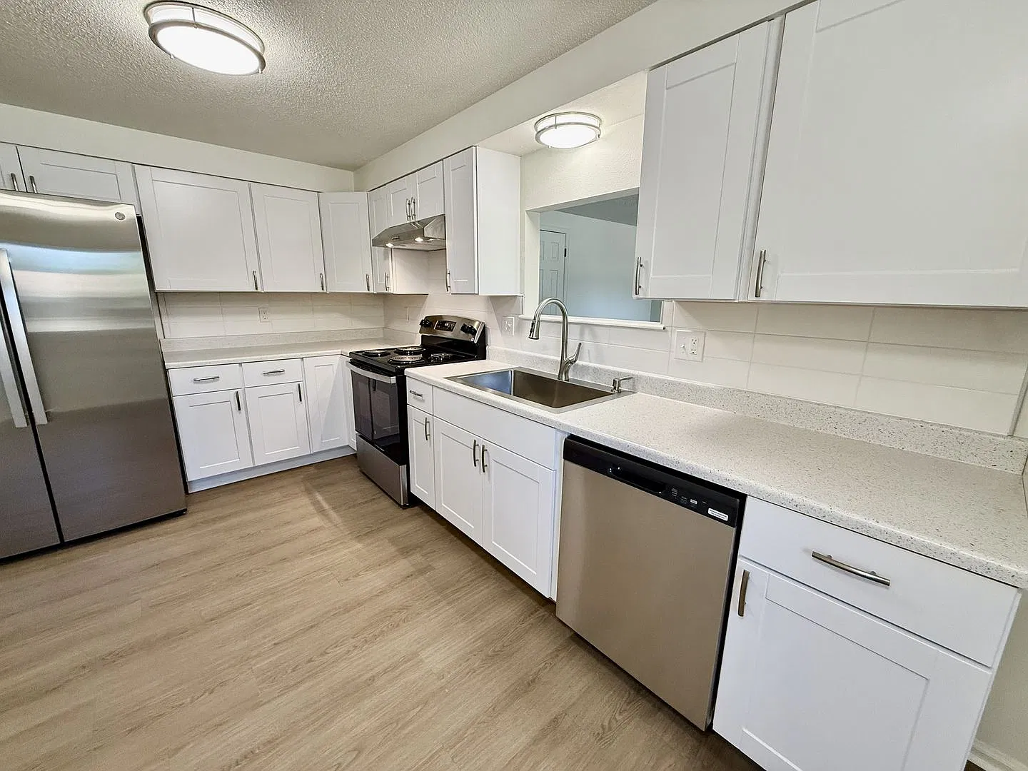 Beautiful 3 Bed/1.5 Bath Ranch Style Home — Photo 2