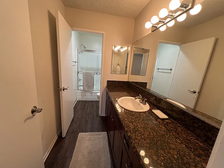 Versailles on the Lake Apartments — Photo 35
