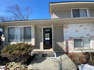 2321 Binghamton Dr, Auburn Hills, MI 48326
