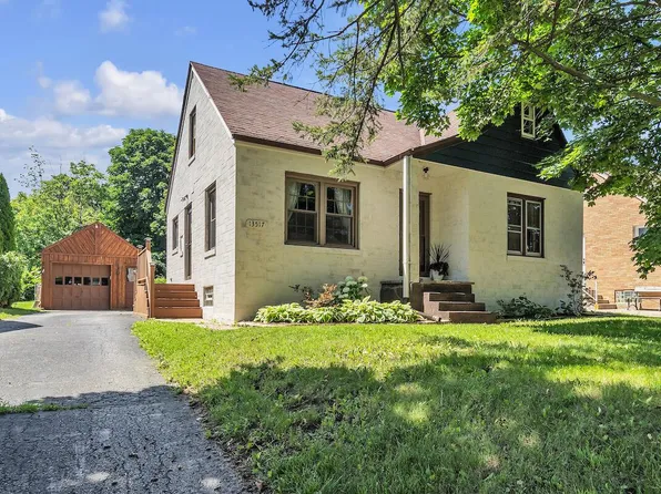 13517 W Greenfield AVENUE, New Berlin, WI 53151