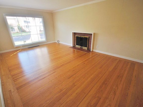 3rd image of 421 Burlingame Ave
