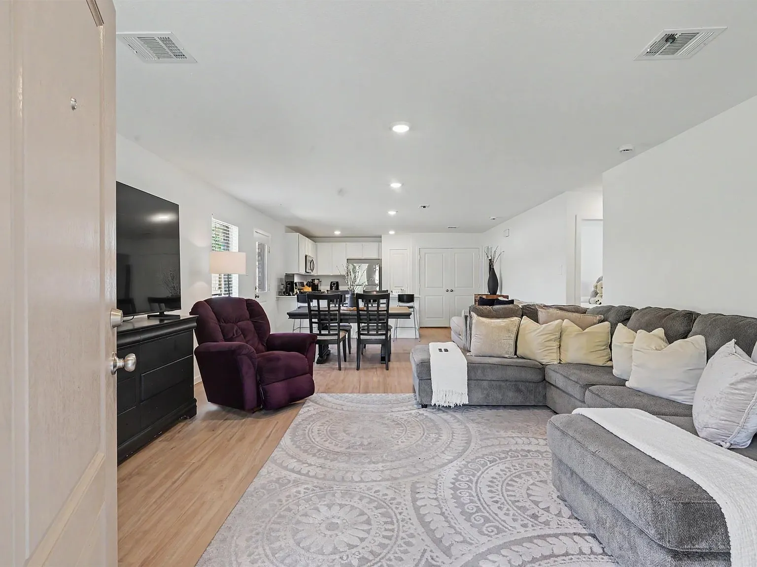 3 bed, 2.0 bath, 1470 sqft, $1,750 — Photo 3