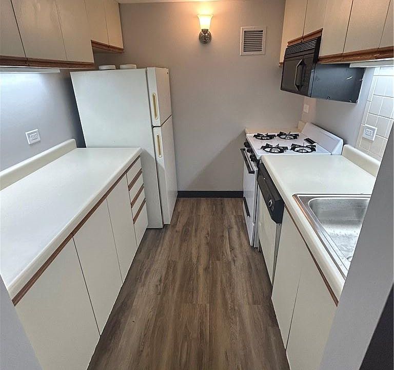 1st image of 1 Landmark Sq APT 305