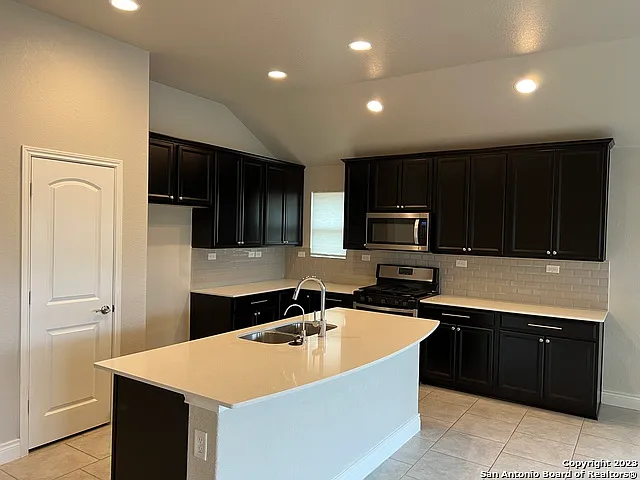 4 bed, 2.0 bath, 1863 sqft, $2,500 — Photo 4