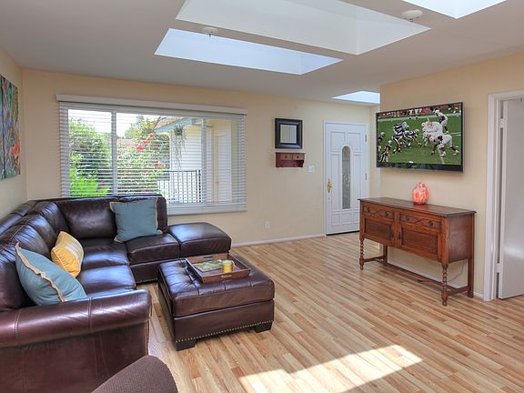 3rd image of 102 La Cumbre Cir