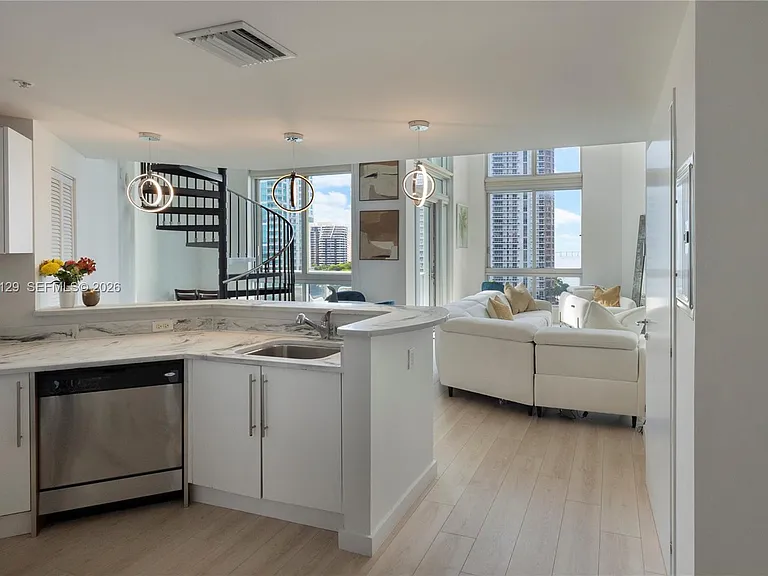 300 S Biscayne Blvd #L-1014 — Photo 8