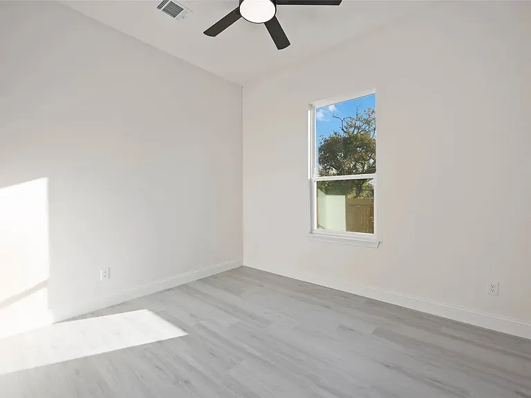 5862 Southington St — Photo 15