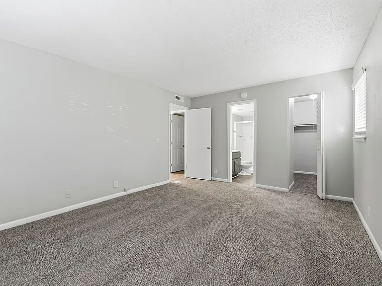 Lacota Apartments — Photo 7