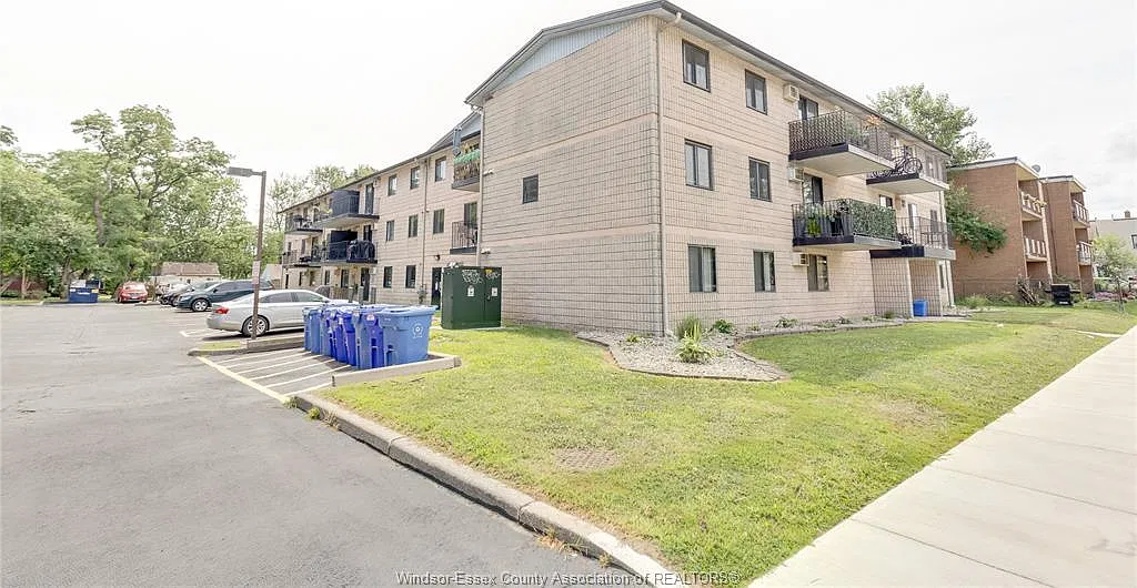 2 bed, 1.0 bath, 720 sqft, $1,600 — Photo 2
