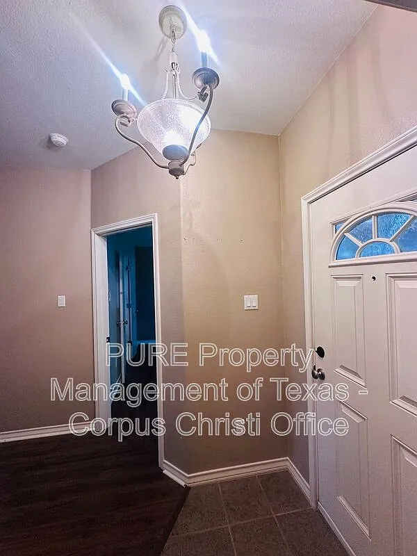 3 bed, 2.0 bath, 1619 sqft, $2,200 — Photo 2