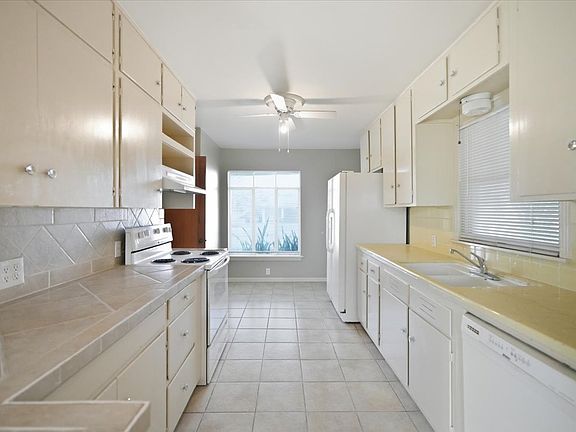 5th image of 902 Bowie St