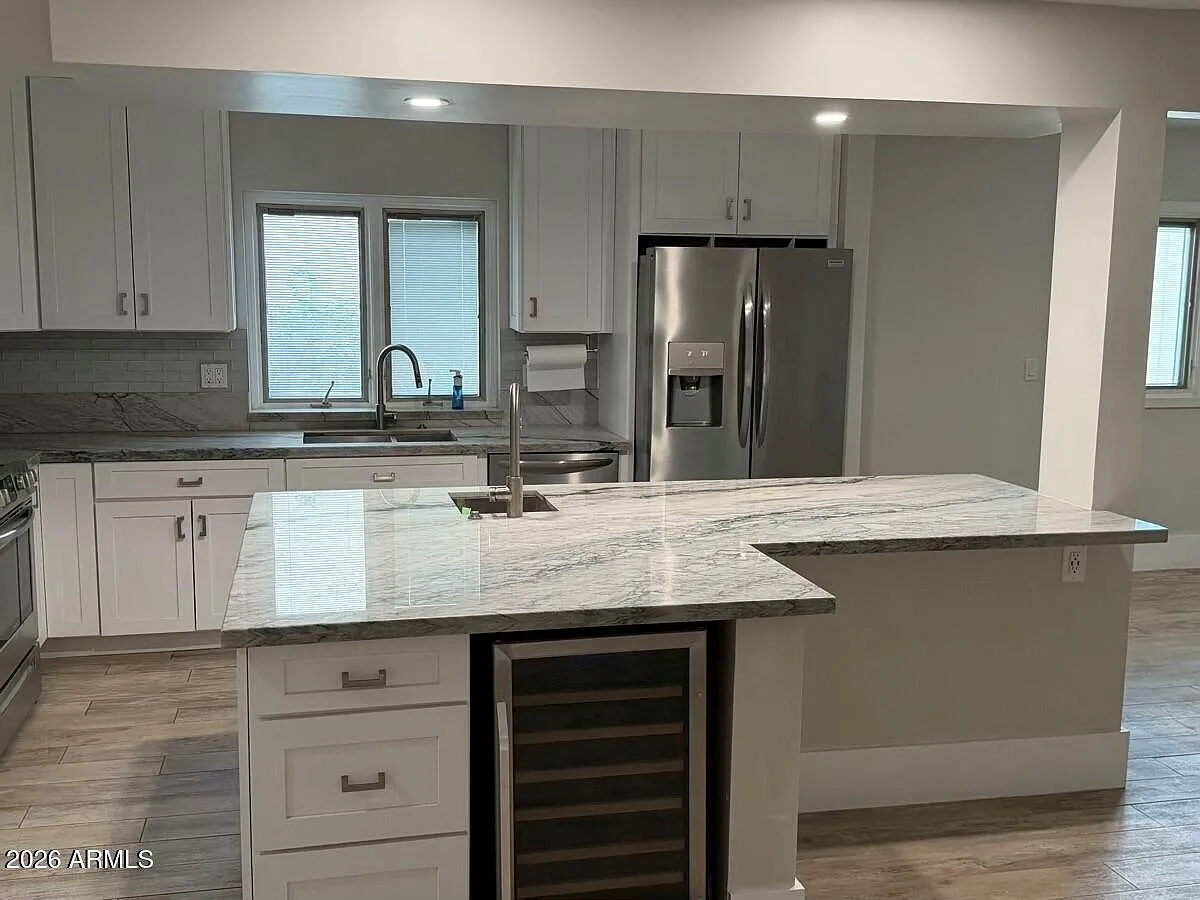 2 bed, 2.0 bath, 1384 sqft, $2,195 — Photo 2