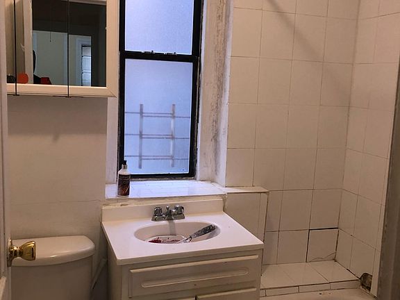 5th image of 2415 Creston Ave APT 4