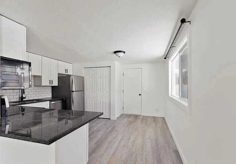 1027 S Beeman St — Photo 3