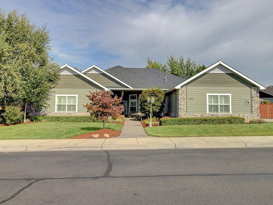 1st image of 221 Bellerive Dr