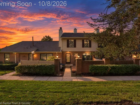 38804 Country Cir, Farmington, MI 48331