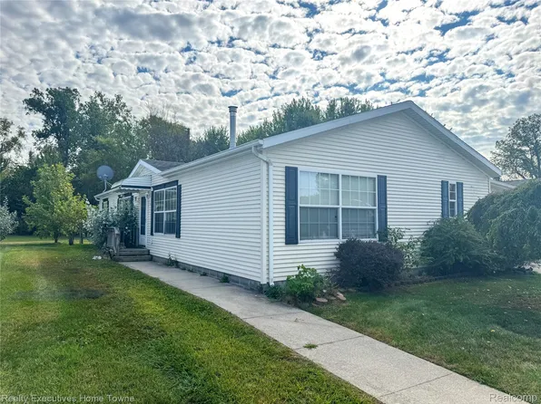 3211 Keewahdin Rd, Fort Gratiot, MI 48059