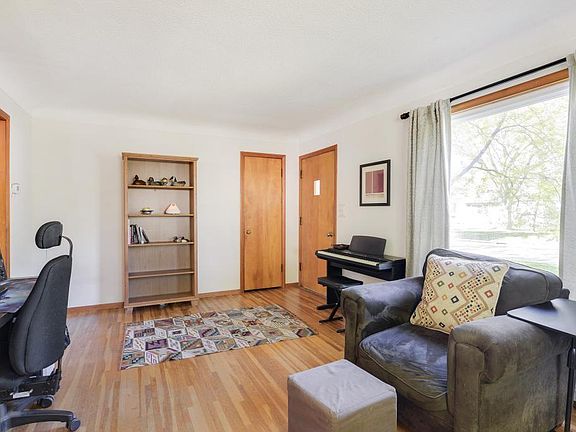 3rd image of 6621 Cloverdale Ave