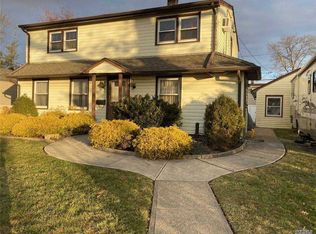 31 Hollyhock Rd, Levittown, NY 11756