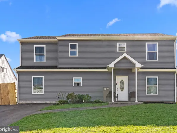 27 Aster Ln, Levittown, PA 19055