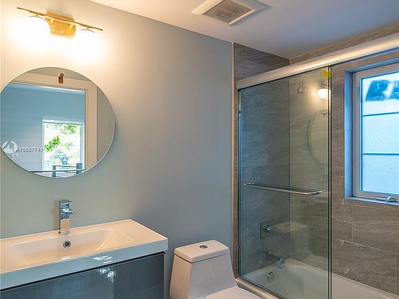 2nd image of 1521 Michigan Ave #5